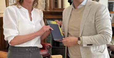 Eerste exemplaar nieuwe brochure Wierenga & De Graaf overhandigd aan wethouder Abel Reitsma.